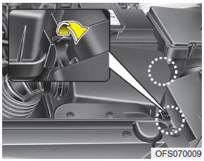 1. Loosen the air cleaner cover attaching clips and open the cover.