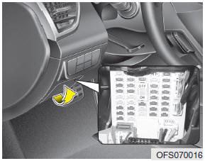 1. Turn the ignition switch and all other switches off. 2. Open the fuse panel